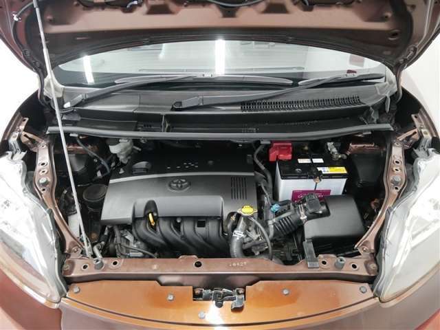 普段はあまり見ないエンジンルーム内も綺麗に仕上げています。見えないところも清潔に保ちたいですよね。