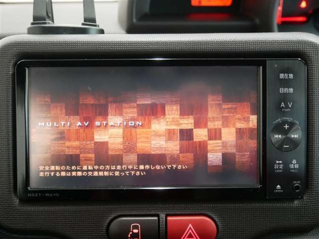 純正ナビを装備。タッチパネル式で使いやすく、お出かけもラクラクです。