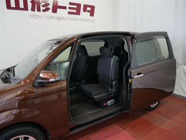 パワースライドドア付きだから、狭い駐車スペースなどでの 乗り降りラクラク！小さなお子さまのいるご家庭には嬉しい装備。