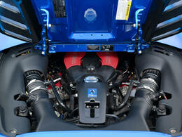 ミッドシップの3.9LのV8ツインターボエンジンは670馬力を発揮します。