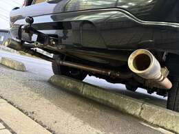 社外2本出しマフラー装備♪V8エンジンのワイルドなサウンドをお楽しみ頂けます♪