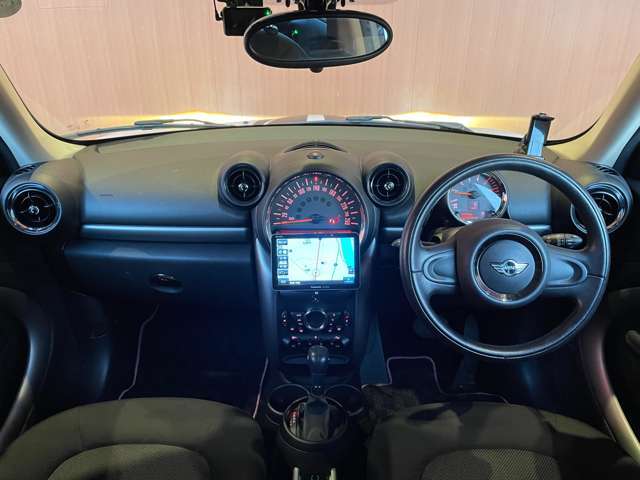 LIBERALAでは多種多様の車種をご用意させていただいております。お客様がご納得いくまで、そのお車の持つ特性を五感すべてで感じ取っていただける場をご提供します。