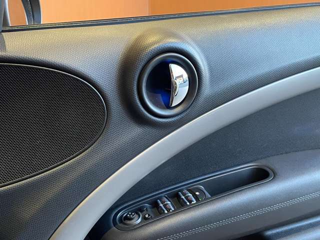 LIBERALA店舗は全て、（株）IDOM　直営店でございます。地域に密着した在庫展示を行なっております。その店舗でしか展示されないお車もございますので、お客様にとってお気に入りの店舗が見つかるかもしれません