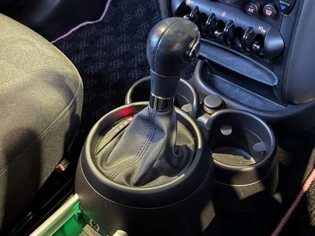 LIBERALAは輸入車と本を愛される方々に少しだけ上質な時間が過ぎていくように、落ち着きのある空間をご用意しております。あなたにぴったりな少しハイセンスな図書館に遊びにいらしてください。