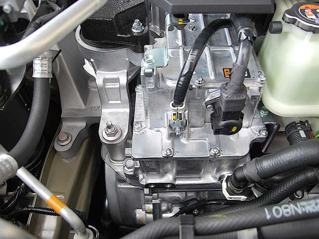発電用ロータリーエンジン・ジェネレーター・モーターが一体となった電駆ユニットとリチウムイオンバッテリー・燃料タンクで構成されています。