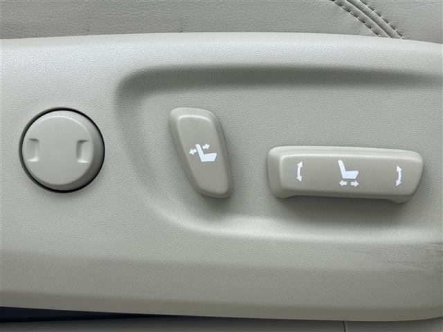 【パワーシート（電動シート）】シートを電動で、前後にスライドまたは上下の高さなどを調整することができます！細かい操作もスイッチ一つでできるので、とても便利です！
