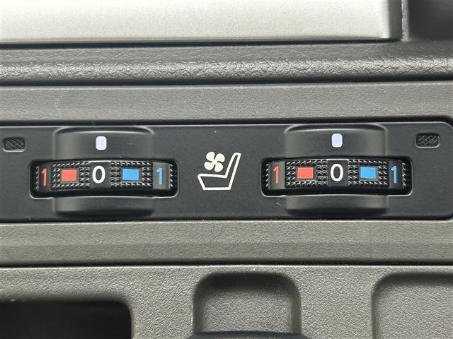 【シートベンチレーション】夏場の暑い日でも、シートの座面や背もたれの部分から風が送られてくるので、蒸れを防ぎます！また換気などの効果もあり、室内環境を整えてくれます。