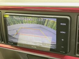 【バックカメラ】駐車時に後方がリアルタイム映像で確認できます。大型商業施設や立体駐車場での駐車時や、夜間のバック時に大活躍！運転スキルに関わらず、今や必須となった装備のひとつです！