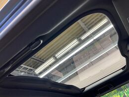 【ガラスルーフ】ガラスルーフ搭載で車内の解放感が一気にアップ！開放的なドライブをお楽しみいただけます。