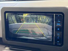 【バックカメラ】駐車時に後方がリアルタイム映像で確認できます。大型商業施設や立体駐車場での駐車時や、夜間のバック時に大活躍！運転スキルに関わらず、今や必須となった装備のひとつです！
