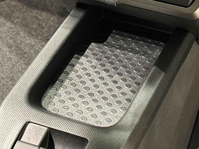 スマートフォンなどがスッキリ置けるセンターコンソールトレイです