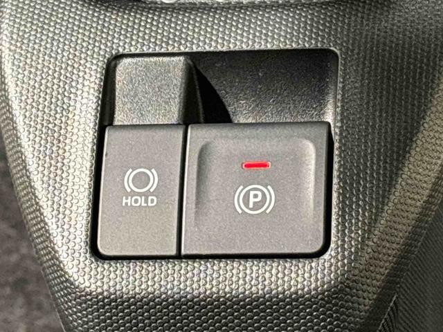 指先だけで簡単に操作が可能な電動パーキングブレーキを採用。「HOLD」スイッチを押すと、渋滞や信号待ちなどでブレーキペダルから足を離しても、ブレーキを保持するので安心です