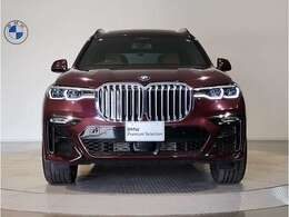 【キドニーグリル】BMWは約90年もの間、ほぼ全ての車両にひと目でBMWだと分かるこの特徴的なフロントグリルが備えられ、デザイン・アイコンとして親しまれてきました。