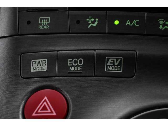 3つの走行モードがあります。『EVモード』はモーターのみで走行しガソリンを消費しないハイブリッド車ならではの環境にも優しい走行です。
