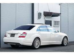 入庫時点検としまして、メルセデス専門の整備工場にて法定点検を実施しています。また、新車時からの点検記録簿が12枚残されており、タペットカバーやプラグホールのガスケット等の交換歴もございます。