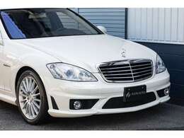 後期型になるとダウンサイジングされ、5,500ccのツインターボエンジンとなります。AMGが一から開発した大排気量・6リッターオーバーの自然吸気エンジンをお楽しみいただけるのは、このW221前期モデルまでです。