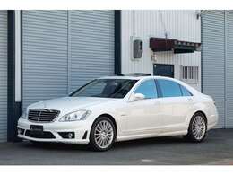 走行距離は多めですが、内外装ともにきれいなW221型Sクラスです。525ps/64.2kgmを発揮するV型8気筒“M156”エンジンを搭載する、S63 AMG ロングです。