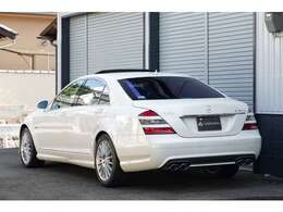 前期型最終モデルですので、キーレスゴーやアダプティブブレーキライトが装備され、パワーウィンドウスイッチなども変更されています。