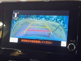 【バックカメラ】駐車時に後方がリアルタイム映像で確認できます。大型商業施設や立体駐車場での駐車時や、夜間のバック時に大活躍！運転スキルに関わらず、今や必須となった装備のひとつです！