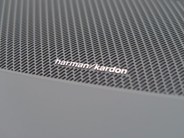 【harman　kardon】ハーマンカードンのHi-Fiスペシャリストと共に、モデル別に開発・設計された専用チューニングが臨場感溢れる音響空間を実現しています。