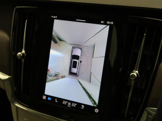 【360°ビューカメラ】4台の高解像度カメラで360度の鳥瞰図を表示。隣の車や壁、死角にある障害物などを画面で確認できるため、狭いスペースでの駐車・出入りも安心です。