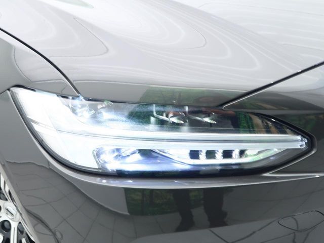【LEDヘッドライト】ハイビームを先行車や対向車にあてず、その両サイドではハイビーム照射を維持。見える範囲が段違いに広くなりました。北欧神話に登場するトールハンマーをモチーフにデザイン。