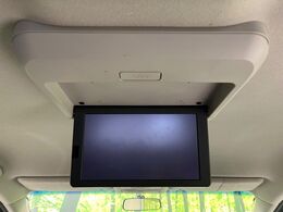 【フリップダウンモニター】家族や友人とお出かけする機会が多い方に大人気のフリップダウンモニター！大画面モニターで車内はエンタメ空間！退屈しがちな長距離ドライブも楽しい時間に変わります！