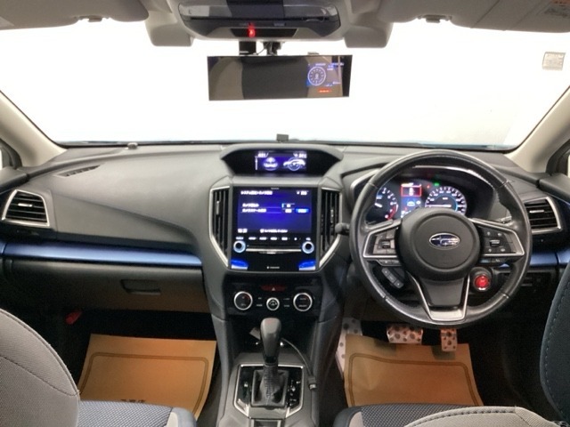 開放感のある運転席まわり！　運転席からの視界は良好です！！