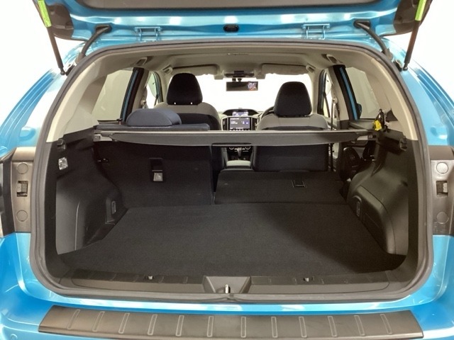荷物の積み下ろしがスムーズな広々荷室。シートアレンジも簡単です。