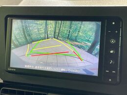 【バックカメラ】駐車時に後方がリアルタイム映像で確認できます。大型商業施設や立体駐車場での駐車時や、夜間のバック時に大活躍！運転スキルに関わらず、今や必須となった装備のひとつです！
