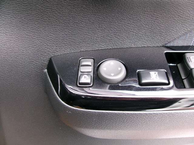 ドアミラーの鏡面の調節、格納は運転席からすべて操作できます！
