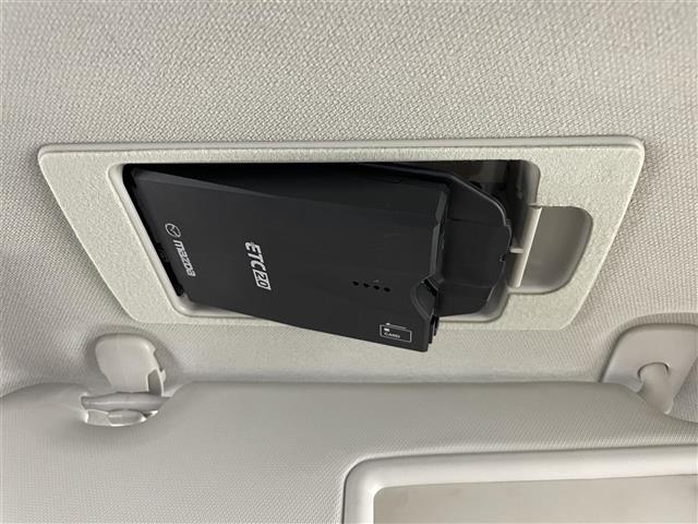 【ETC】有料道路を利用する際に料金所で停止することなく通過できる、ETC車載器（ノンストップ自動料金収受システム機器）が装備されています。セットアップを行うことで利用可能になります。
