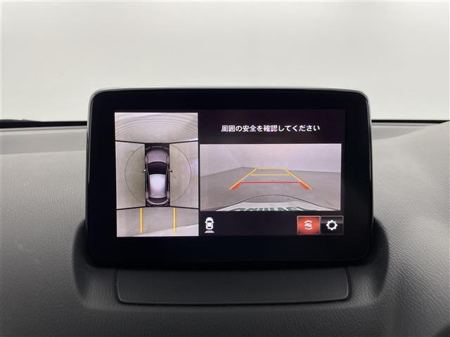 【360°ビュー・モニター】まるでクルマを真上から見下ろしたかのような視点で駐車をサポートします！クルマの斜め後ろや真横など、前後左右の4つのカメラの映像が合成されて、モニターに映し出されます。