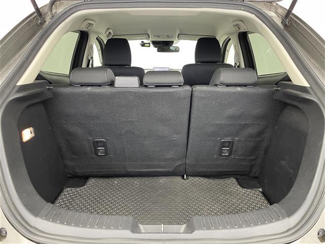 【トランク】積み込みやすくて、たっぷり積める荷室です。シートアレンジできるものは、乗車人数と荷物の量や大きさによってシートを動かすことができるので、より快適なドライブが可能です！