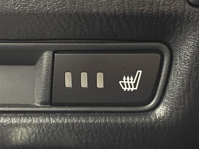【シートヒーター】シートを温めてくれる暖房機器です！長時間座っていると負担が掛かりやすい背中や腰、または冬場などの寒い日に冷えやすい脚部に快適なぬくもりを伝えます。