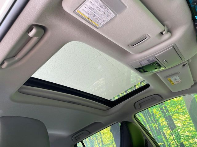 【サンルーフ】開放感たっぷりの希少装備、サンルーフが装着されています！車内に明かりを取り入れたり景色を楽しむ以外にも、車内の空気も簡単に換気できて快適です！