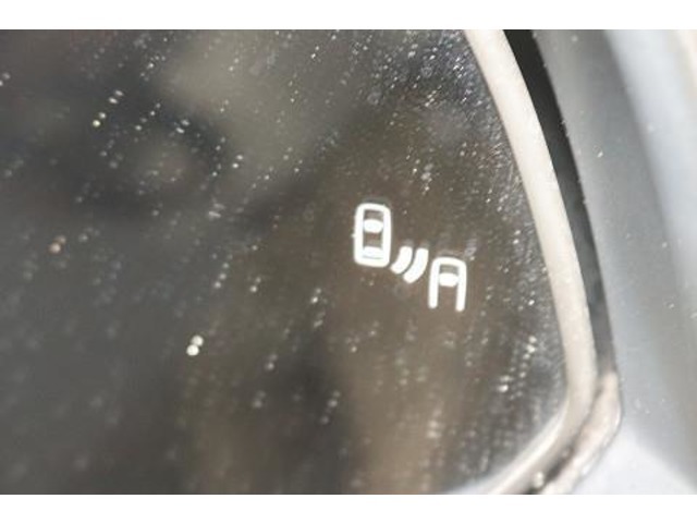 BSM（ブラインドスポットモニター）を装備。　隣の車線を走る車両が死角エリアに入ると、ドアミラーのインジケーターが光ってお知らせ！