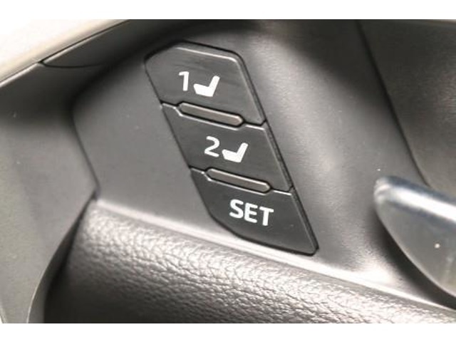 シートメモリー機能。シート位置を記憶させるとワンタッチで、設定したシート位置に可動します。