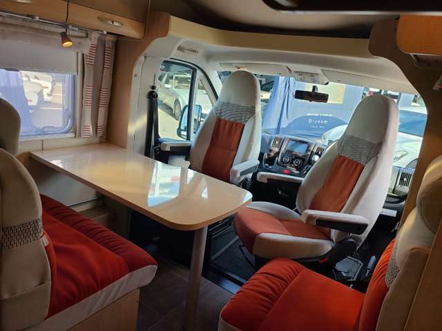 ダイネット部分は運転席・助手席を回転させて使用するタイプで、5人でテーブルを囲むことができるようになっています。乗車定員5名，就寝定員3名となっております。