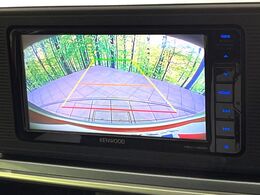 【バックカメラ】駐車時に後方がリアルタイム映像で確認できます。大型商業施設や立体駐車場での駐車時や、夜間のバック時に大活躍！運転スキルに関わらず、今や必須となった装備のひとつです！