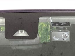 【スマートアシスト】走行中に前方の車両等を認識し、衝突しそうな時は警報とブレーキで衝突回避と被害軽減をアシスト。より安全にドライブをお楽しみいただけます。