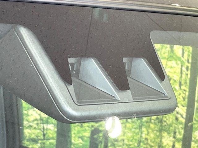 【スマートアシスト】走行中に前方の車両等を認識し、衝突しそうな時は警報とブレーキで衝突回避と被害軽減をアシスト。より安全にドライブをお楽しみいただけます。