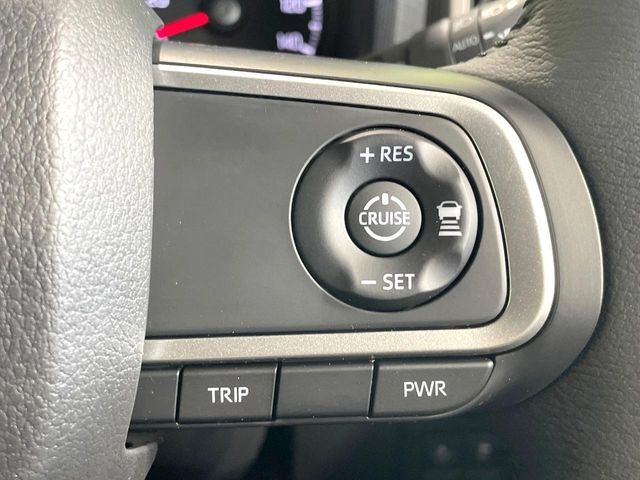 【アダプティブクルーズコントロール】高速道路での長距離走行が楽に！！自動で速度を保つクルーズコントロールが、衝突軽減システムと連携し、前方の車両を感知して車間を保つように速度調節してくれます！！
