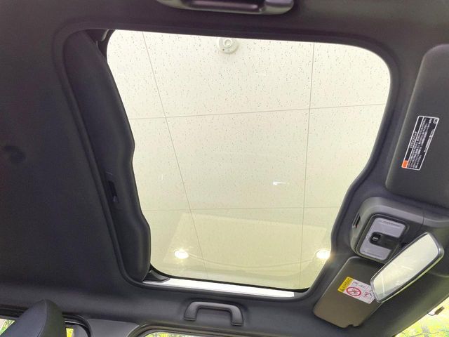 【ガラスルーフ】ガラスルーフ搭載で車内の解放感が一気にアップ！開放的なドライブをお楽しみいただけます。