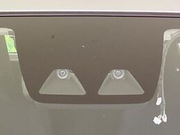 【スマートアシスト】走行中に前方の車両等を認識し、衝突しそうな時は警報とブレーキで衝突回避と被害軽減をアシスト。より安全にドライブをお楽しみいただけます。