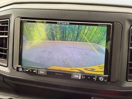 【バックカメラ】駐車時に後方がリアルタイム映像で確認できます。大型商業施設や立体駐車場での駐車時や、夜間のバック時に大活躍！運転スキルに関わらず、今や必須となった装備のひとつです！