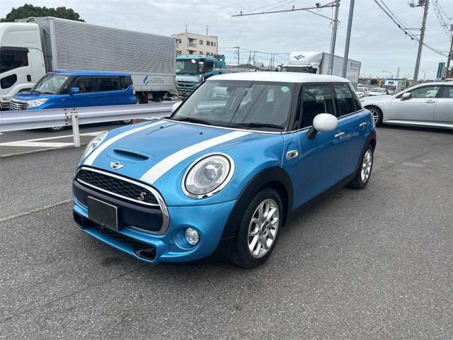 外装、内装とも綺麗な状態の車両です。現車確認と試乗でお客様ご自身で程度をお確かめ下さい♪　購入後の整備、車検、板金もお任せ下さい。