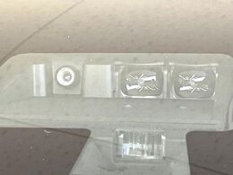 【三菱e-Assist】走行中に前方の車両等を認識し、衝突しそうな時は警報とブレーキで衝突回避と被害軽減をアシスト。より安全にドライブをお楽しみいただけます。