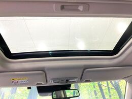 【サンルーフ】開放感たっぷりの希少装備、サンルーフが装着されています！車内に明かりを取り入れたり景色を楽しむ以外にも、車内の空気も簡単に換気できて快適です！