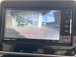 【バックカメラ】駐車時に後方がリアルタイム映像で確認できます。大型商業施設や立体駐車場での駐車時や、夜間のバック時に大活躍！運転スキルに関わらず、今や必須となった装備のひとつです！